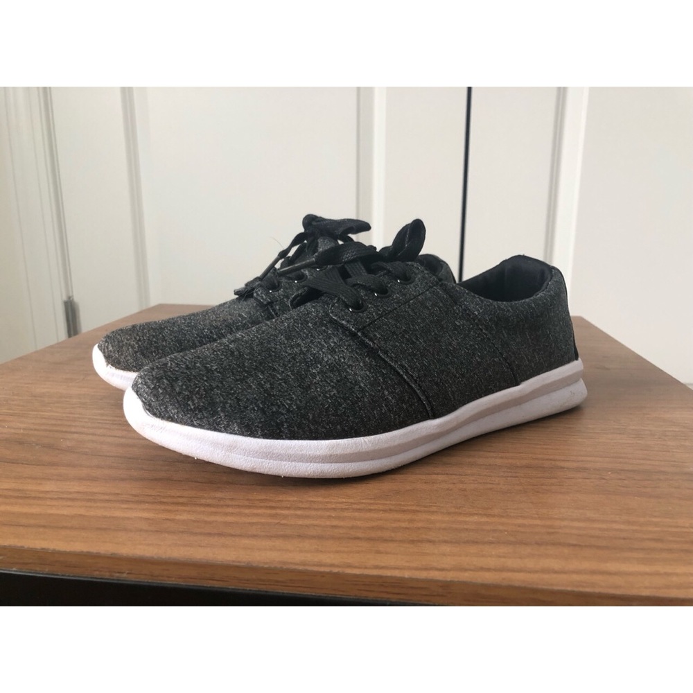 Women’s Size 6 Canvas Sneaker